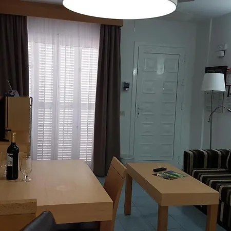 アパートホテル オナ エル マルケス 4*